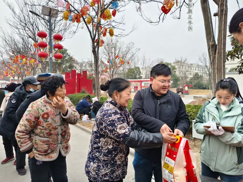 爱无大小，尽力就好，这个世界的美好，莫过于爱心的循环，善心的传递，春节将至，河南全新机电公司给西北流村和亮马台村里的老人送去温暖和关怀。